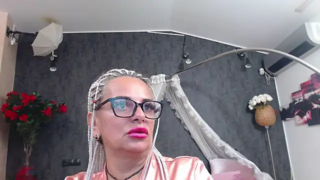Snapshot of ElviraMilf chatting on August 3, 9:04 am ElviraMilf online show from August 3, 9:04 am