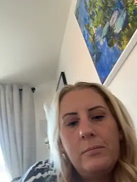 Snapshot of Elegant_Erin chatting on August 3, 11:26 am Elegant Erin online show from August 3, 11:26 am