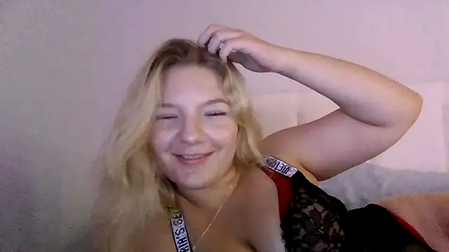 Snapshot of Blucakezz chatting on August 4, 8:50 am Blucakezz online show from August 4, 8:50 am