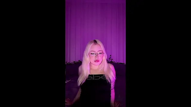 Snapshot of Astral_b1te chatting on August 7, 6:10 pm Astral b1te online show from August 7, 6:10 pm