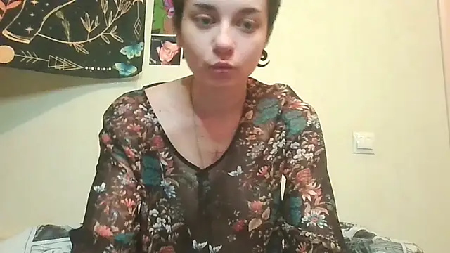 Snapshot of uwu_emmy chatting on August 8, 5:37 pm uwu emmy online show from August 8, 5:37 pm