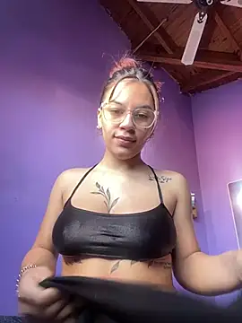 Snapshot of Miaperezz19 chatting on August 7, 5:37 pm Miaperezz19 online show from August 7, 5:37 pm