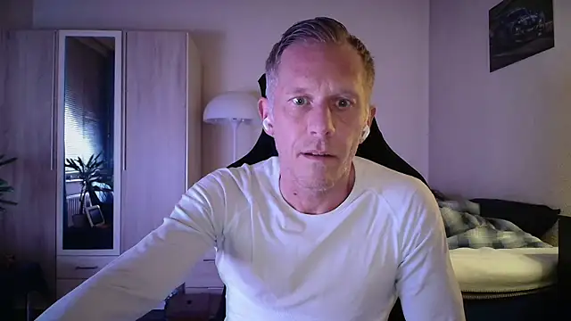 Snapshot of slaveboy2016@xh chatting on May 17, 9:33 pm slaveboy2016xh online show from May 17, 9:33 pm