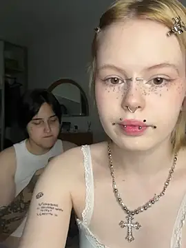 AliceAndMia online show from August 7, 7:05 pm