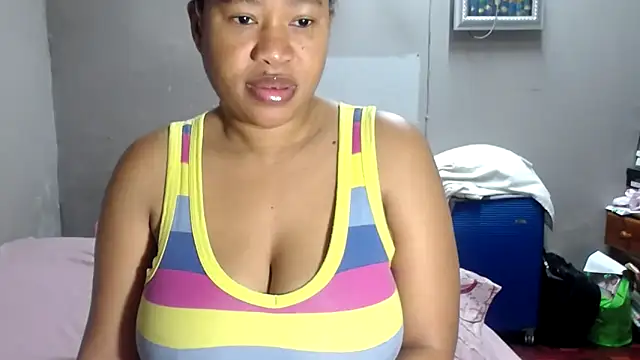 Snapshot of BigAreola26 chatting on June 7, 7:01 am BigAreola26 online show from June 7, 7:01 am
