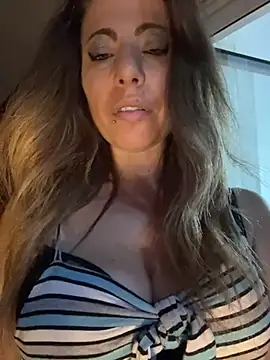 Snapshot of sexylenia chatting on June 9, 10:21 pm sexylenia online show from June 9, 10:21 pm