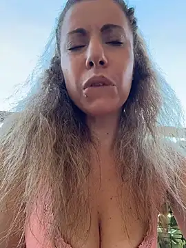 Snapshot of sexylenia chatting on June 12, 4:17 pm sexylenia online show from June 12, 4:17 pm