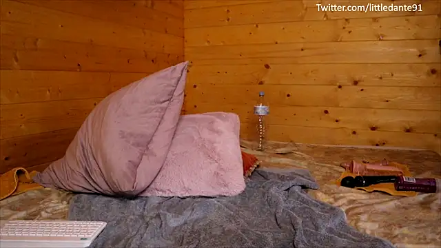 Snapshot of LittleMe97 chatting on January 19, 2:38 pm LittleMe97 online show from January 19, 2:38 pm