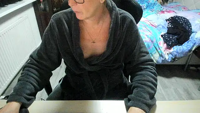 minoesje37 online show from November 10, 8:30 pm