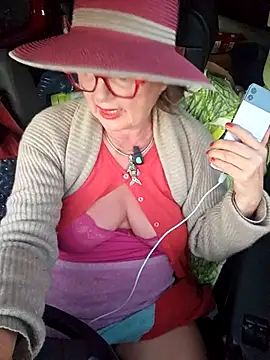 Snapshot of MucMilf59 chatting on June 6, 8:13 pm MucMilf59 online show from June 6, 8:13 pm