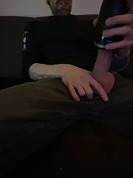 Snapshot of LionBoy1976 chatting on December 29, 6:35 am LionBoy1976 online show from December 29, 6:35 am