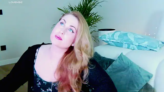 Snapshot of Sinful_Eyes chatting on November 29, 5:21 am Sinful Eyes online show from November 29, 5:21 am