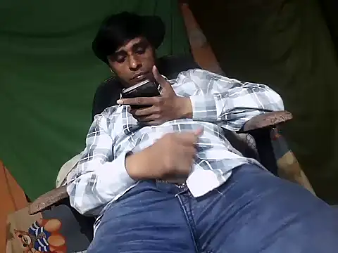 Snapshot of desiboy1101 chatting on November 10, 1:32 pm desiboy1101 online show from November 10, 1:32 pm