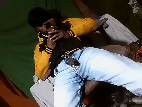 Snapshot of desiboy1101 chatting on December 15, 1:59 pm desiboy1101 online show from December 15, 1:59 pm