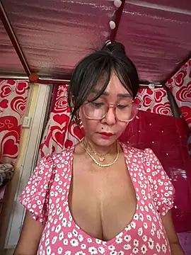 Snapshot of sweetieme chatting on June 5, 1:34 am sweetieme online show from June 5, 1:34 am