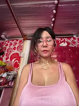 Snapshot of sweetieme chatting on June 6, 2:05 am sweetieme online show from June 6, 2:05 am