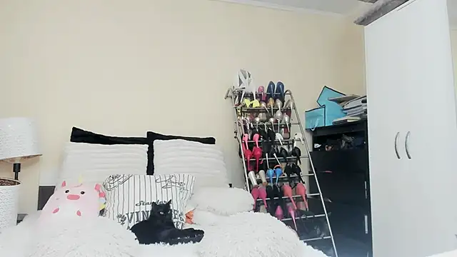 juliahayessxx online show from February 23, 8:00 pm