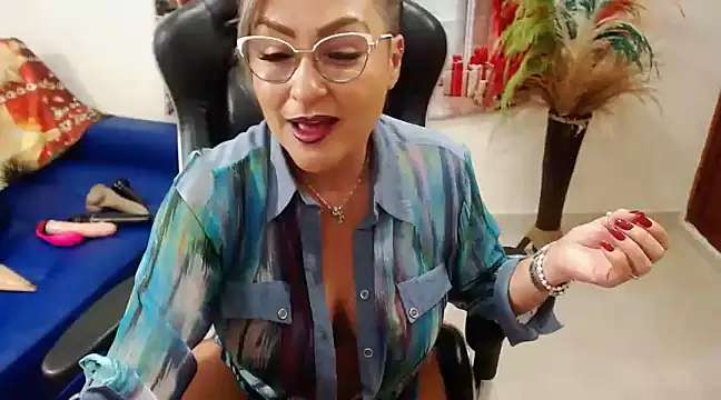 Snapshot of Tamara_Luaren chatting on December 21, 12:31 am Tamara Luaren online show from December 21, 12:31 am