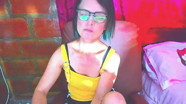 Snapshot of BrianaGarner chatting on June 27, 5:40 pm BrianaGarner online show from June 27, 5:40 pm