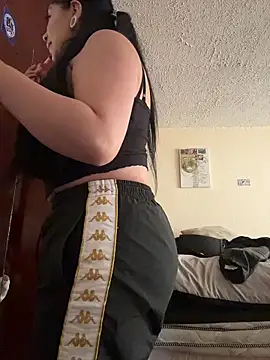 Snapshot of emilyjohanson chatting on May 3, 9:21 pm emilyjohanson online show from May 3, 9:21 pm