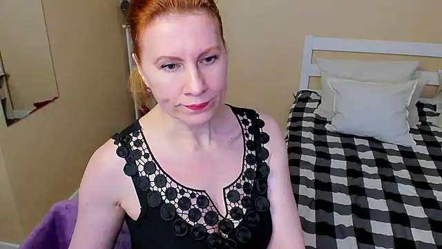 Snapshot of FoxySophia chatting on November 6, 10:27 am FoxySophia online show from November 6, 10:27 am