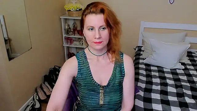 Snapshot of FoxySophia chatting on November 17, 9:09 pm FoxySophia online show from November 17, 9:09 pm