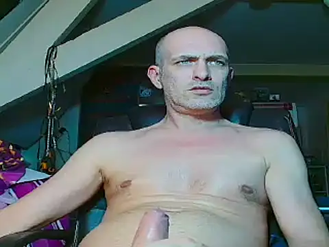Snapshot of maxhard77 chatting on January 17, 1:25 am maxhard77 online show from January 17, 1:25 am