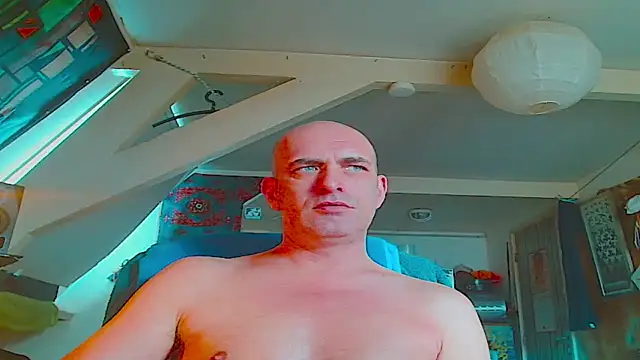 Snapshot of maxhard77 chatting on November 30, 10:52 am maxhard77 online show from November 30, 10:52 am