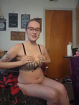 Snapshot of Izzy_Hellbourne chatting on June 1, 5:58 pm Izzy Hellbourne online show from June 1, 5:58 pm