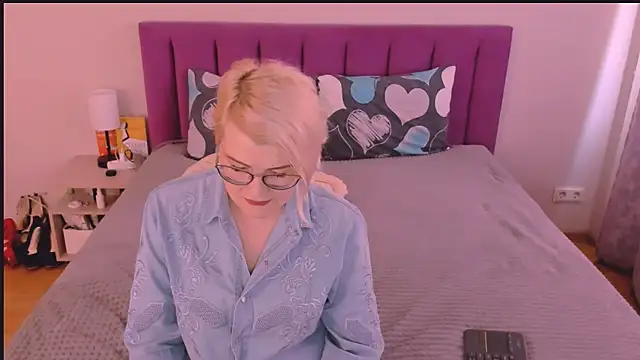 sabrinamacmarren online show from October 9, 11:41 am