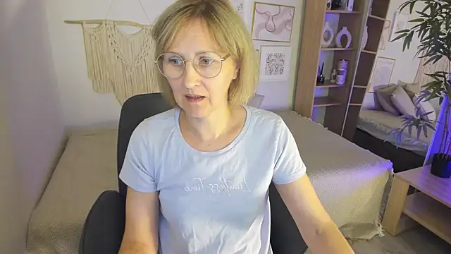 Paris Cherry online show from September 17, 8:10 pm