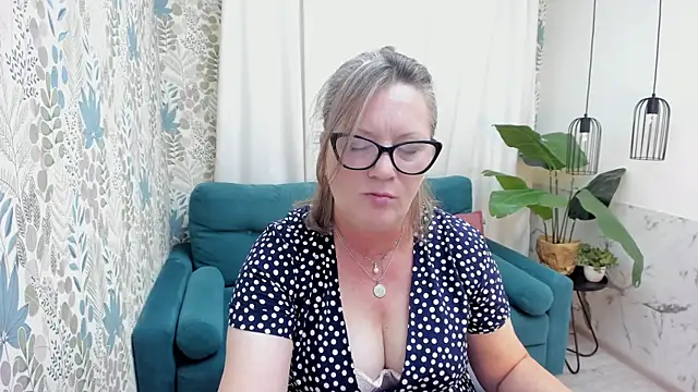 Snapshot of LeaPure chatting on August 8, 5:20 am LeaPure online show from August 8, 5:20 am
