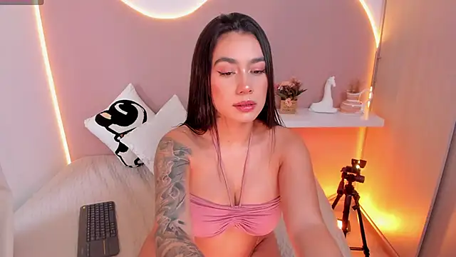 Snapshot of EllieMitchell chatting on December 17, 7:04 pm EllieMitchell online show from December 17, 7:04 pm