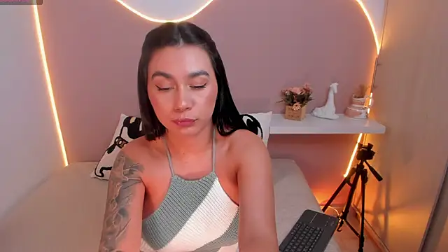 Snapshot of EllieMitchell chatting on January 10, 10:15 pm EllieMitchell online show from January 10, 10:15 pm