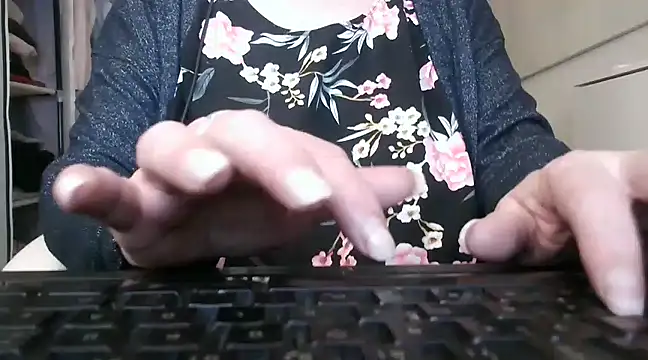 Snapshot of heidi60 chatting on February 24, 8:27 am heidi60 online show from February 24, 8:27 am