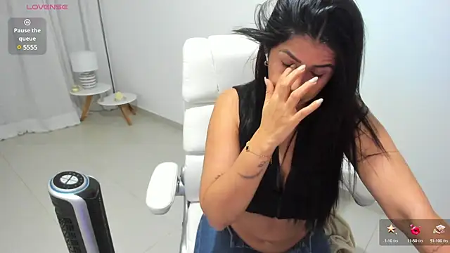 Snapshot of renata_t_ chatting on March 11, 12:44 am renata t  online show from March 11, 12:44 am