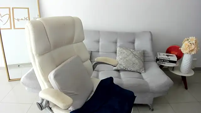 Snapshot of renata_t_ chatting on July 19, 5:05 pm renata t online show from July 19, 5:05 pm