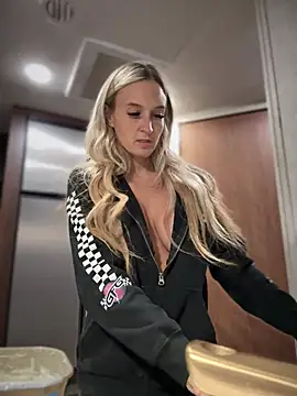 Snapshot of _Rapunzel_ chatting on March 15, 3:07 am Rapunzel online show from March 15, 3:07 am