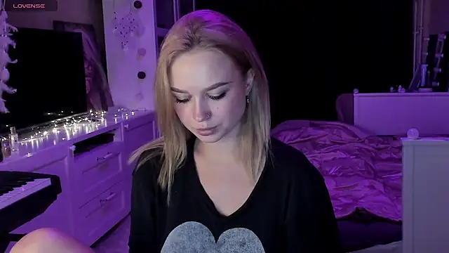 MaryDreaminess online show from March 6, 10:15 pm