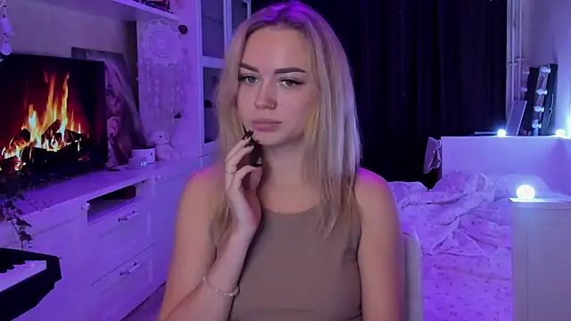 MaryDreaminess online show from October 11, 8:29 pm