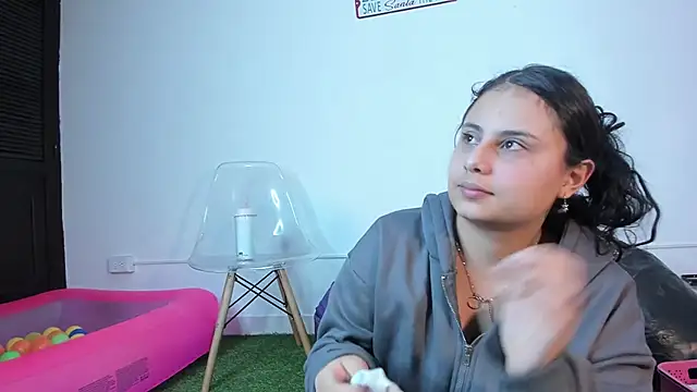 AbbyTaylorr online show from November 25, 9:04 pm