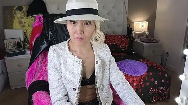 Snapshot of RoxalanaStar chatting on June 19, 10:19 am RoxalanaStar online show from June 19, 10:19 am