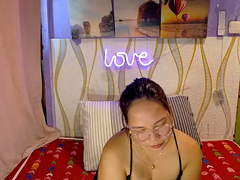 BURBERRY69 online show from March 6, 1:35 am