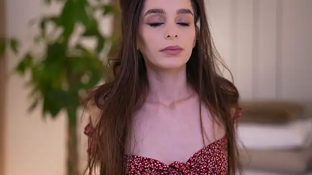 Snapshot of DoviaClaire chatting on December 17, 8:09 am DoviaClaire online show from December 17, 8:09 am