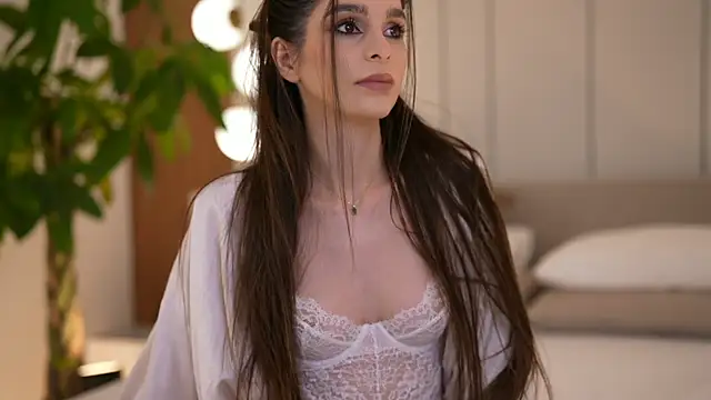 Snapshot of DoviaClaire chatting on December 19, 7:59 am DoviaClaire online show from December 19, 7:59 am