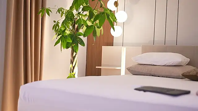 Snapshot of DoviaClaire chatting on February 14, 8:00 am DoviaClaire online show from February 14, 8:00 am