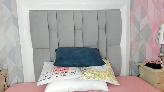 Princsgirl  online show from January 8, 6:43 pm