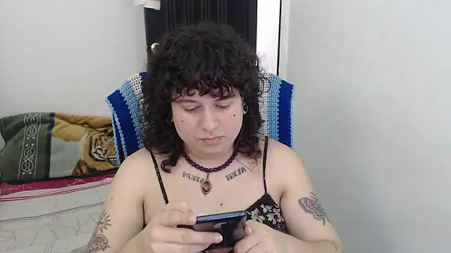 Snapshot of Smoke_trip_Alicia chatting on February 6, 5:38 pm Smoke trip Alicia online show from February 6, 5:38 pm