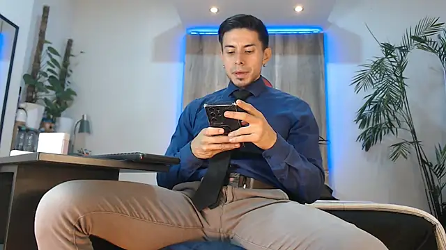 Snapshot of Andrew_4_ chatting on May 31, 6:31 am Andrew 4 online show from May 31, 6:31 am