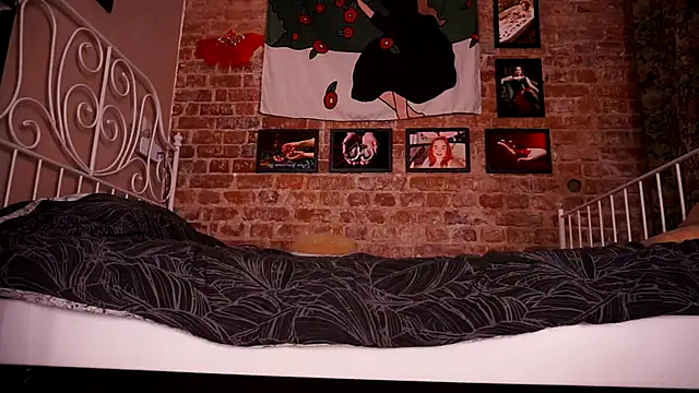 Snapshot of Evelively chatting on November 6, 2:45 am Evelively online show from November 6, 2:45 am